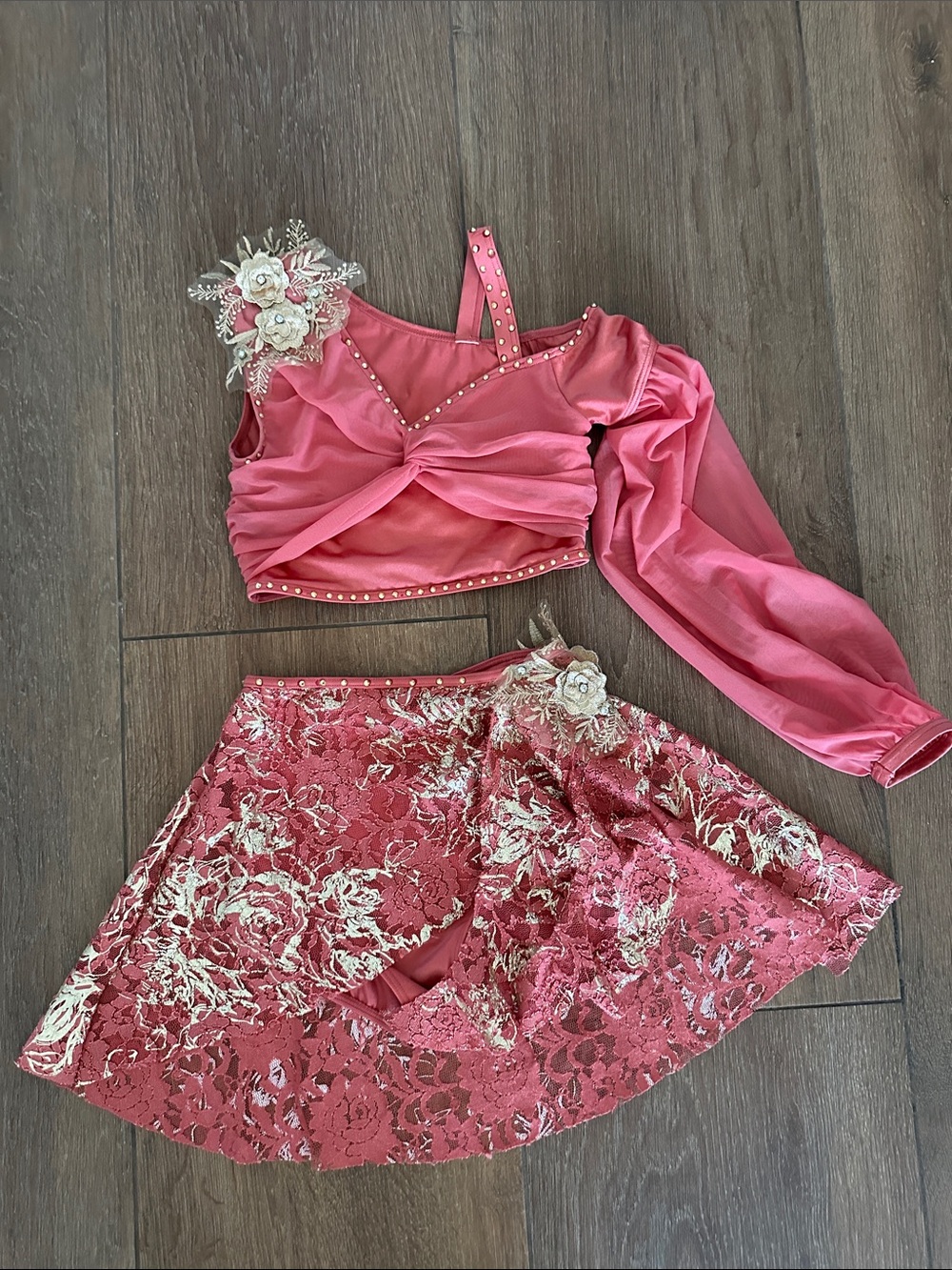 Weissman peach Floral Lace Two-Piece Bandeau Set with One-Sleeve top.